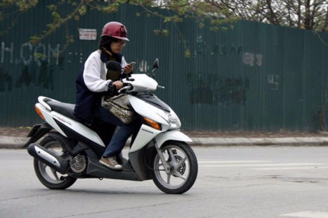 Lái xe, cầm điện thoại nhưng không sử dụng có bị phạt?
