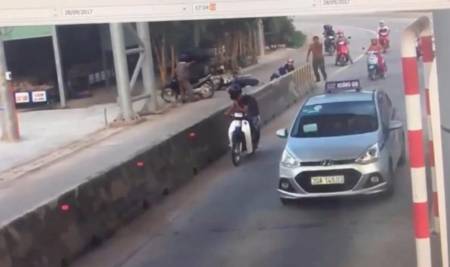 Taxi mở cửa gây tai nạn rồi rồ ga bỏ chạy