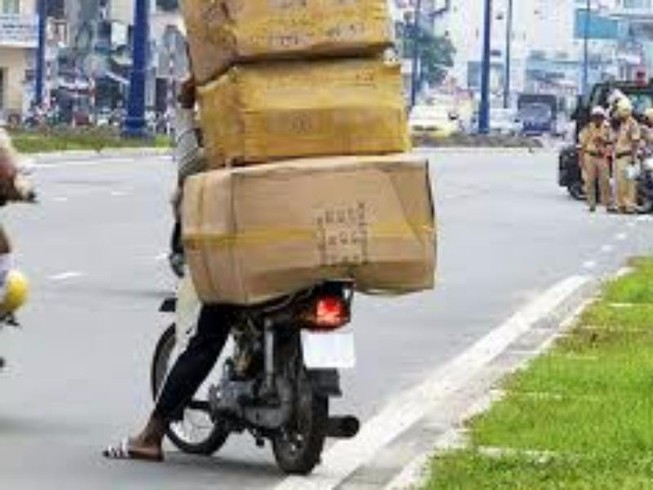 Xe gắn máy chở hàng thế nào là phạm lỗi cồng kềnh?