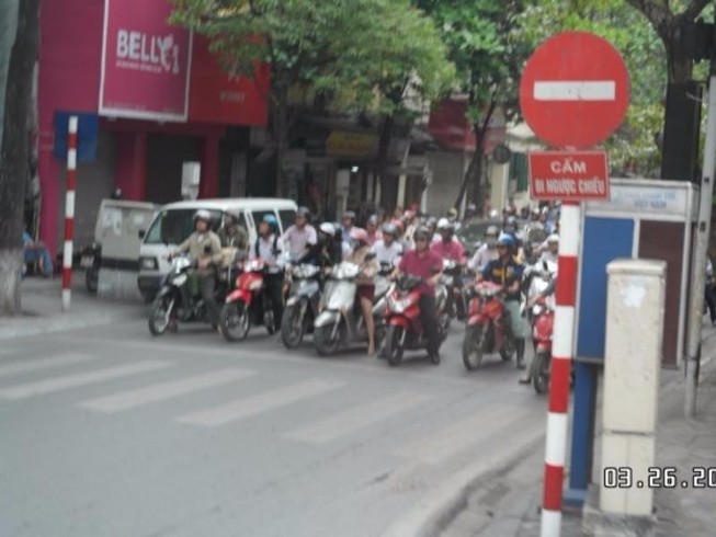 Không được lùi xe ô tô trong trường hợp nào?