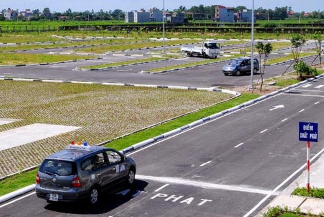 Hỏi về mức thu phí, lệ phí thi sát hạch lái xe ô tô?