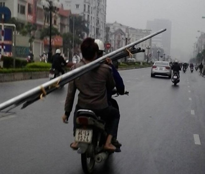 Điều khiển xe máy mang vác cồng kềnh bị phạt thế nào?
