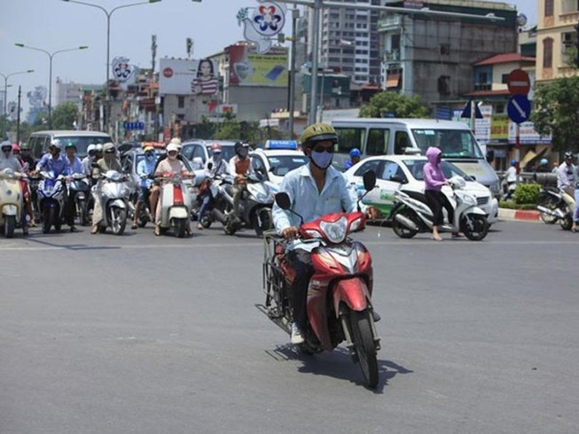 Xe gắn máy vượt đèn đỏ, có bị tước giấy phép lái xe?