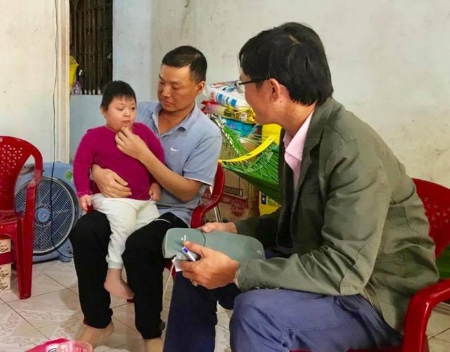Trao 145 triệu đồng hỗ trợ người cha ung thư nuôi con bại não