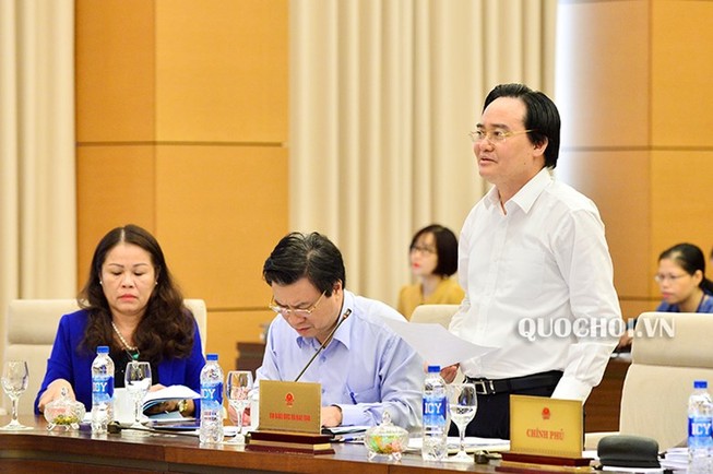 Tranh luận về việc có 1 hay nhiều bộ sách giáo khoa