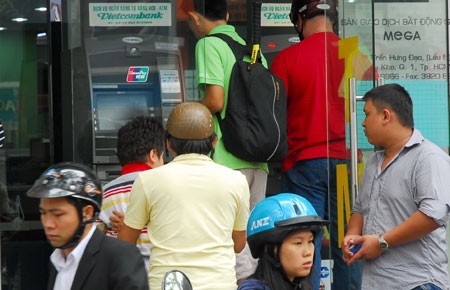 Yêu cầu đủ tiền mặt cho các máy ATM dịp tết