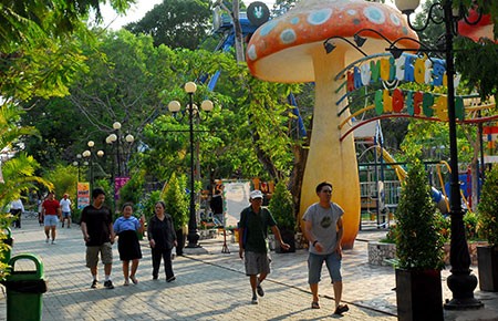 Nhà hàng vẫn lấn chiếm công viên