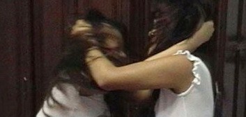 Đánh ghen hãi hùng: Trói tình địch khỏa thân ở sân bóng chuyền