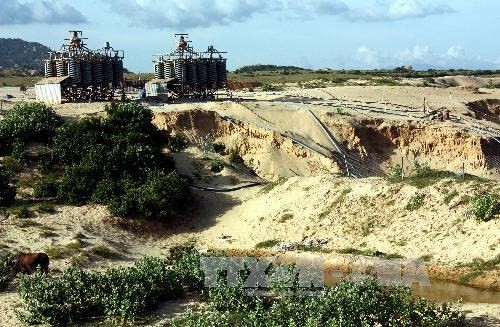 Dân phản đối khai thác titan, chặn xe, đánh hai công an