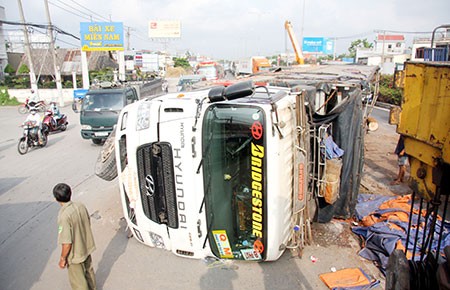 Xe gỗ tông nát dải phân cách