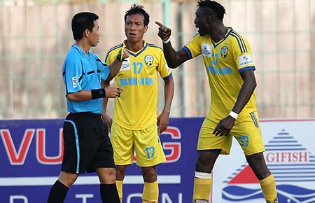 Phía sau tiếng còi của trọng tài ngoại