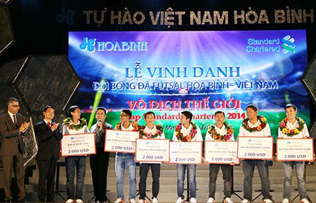 Vinh danh đội bóng Futsal Hòa Bình vô địch Cúp Standard Chartered 2014
