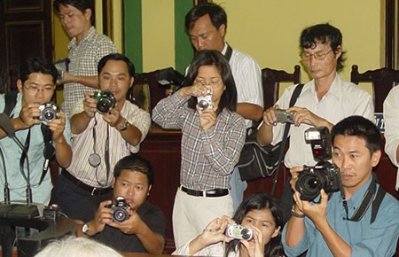 Cần bỏ “giấy phép con” gây khó nhà báo