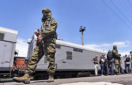 Máy bay MH17 bị bắn rơi: Chuyên gia quốc tế kiểm tra thi thể