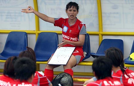 Chạm tay vào cúp vô địch