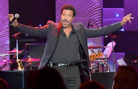 Lionel Richie“cháy” ở tuổi 65