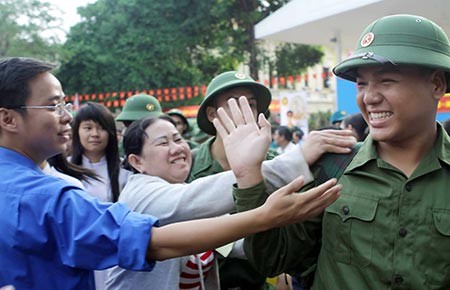 Cán bộ, công chức cũng phải nhập ngũ