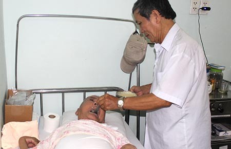 Đàn ông cũng làm nghề nuôi bệnh