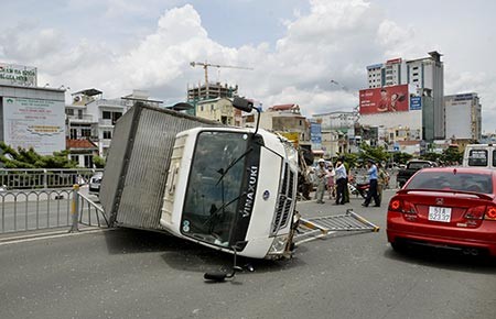 Xe tải lật nhào trên cầu vượt
