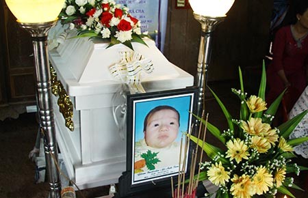 Tiêm vaccine, bé trai hai tháng tuổi tử vong