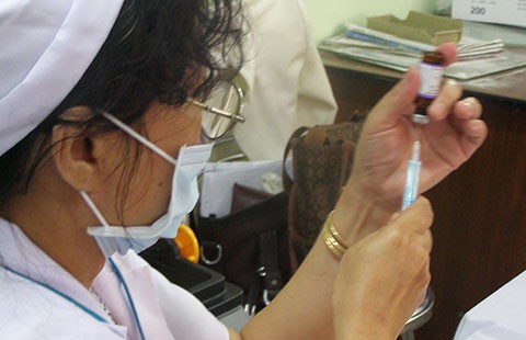 Tiêm vaccine coi vậy mà không dễ!