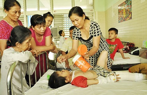 Vụ cháu bé bị cha dượng đánh dã man: Sức khỏe cháu bé diễn tiến tốt