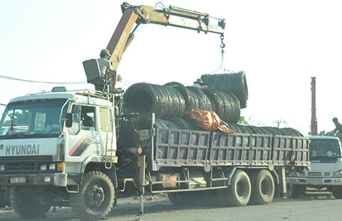 Xe dồn tải ngay khi rời cảng