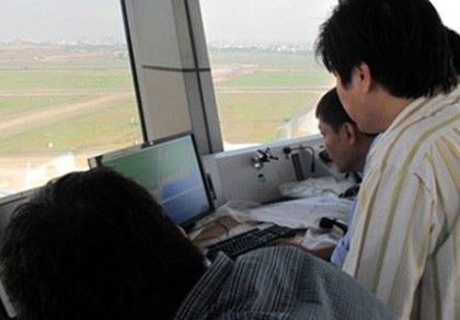 Tạm dừng hợp đồng 10 kiểm soát viên không lưu yếu ngoại ngữ