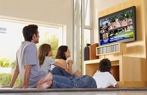 Có nên tắt đèn để xem tivi cho rõ?