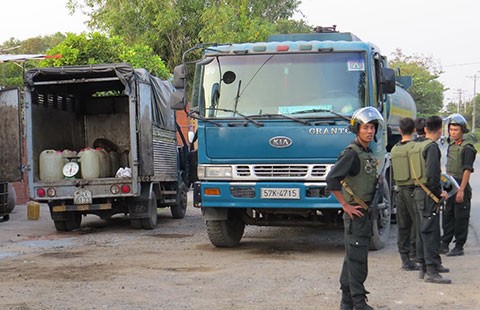 Bắt hai nghi can trộm xăng máy bay