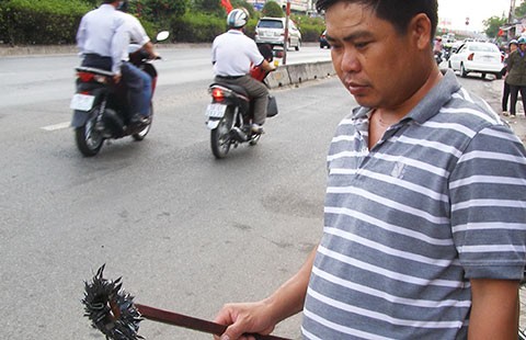Hai thanh niên chống ‘đinh tặc’ trên cầu An Phú Đông