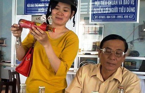 Tân Hiệp Phát chưa trả lời bảy chai nước vón cục