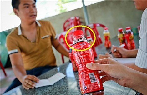 Người tiêu dùng có quyền biết chai nước có ruồi của ai