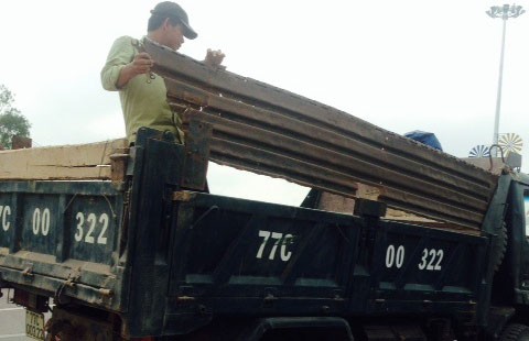 Cán bộ trạm cân tắt điện thoại để tránh xin xỏ