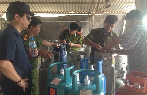 Hạ chuẩn kinh doanh: Lo gas giả lộng hành
