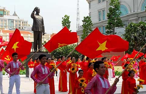 Bác như đã trở về, vẫy chào nhân dân TP