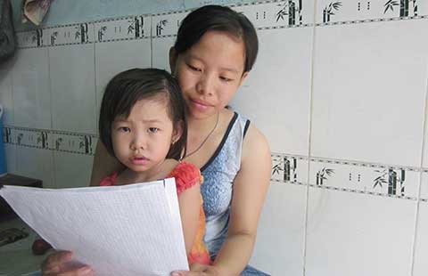 Mẹ không có giấy tờ, con khó làm khai sinh