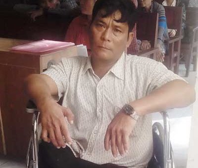 Ngồi xe lăn chống người thi hành công vụ?