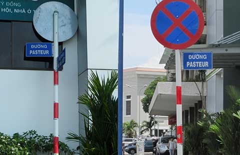 Đã dựng lại biển báo bị gãy chân dựa vào tường