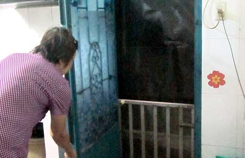 Bị hàng xóm bít cửa, không có lối ra vào sân chung