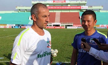 HLV Guillaume Graechen: ‘Trọng tài đang chống lại chúng tôi’