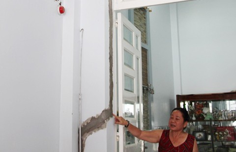 ‘Lật kèo’ bồi thường nhà hư cho dân