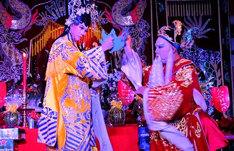Cúng Tổ bằng nước hoa, tiền USD và chuyện nghề từ cái lưỡi heo