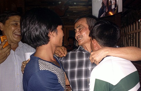 Ông Nén về nhà trong nước mắt
