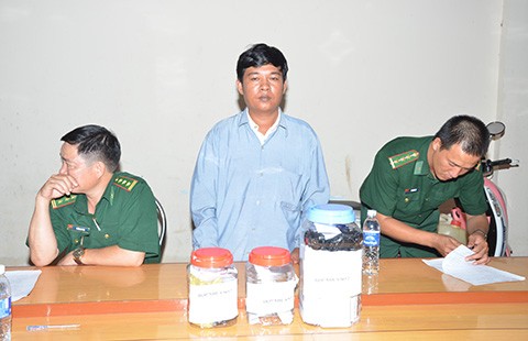 Một người Campuchia chuyển 6.000 USD và 10 lượng vàng qua biên giới
