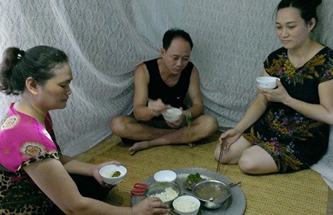 Sống bên bãi rác chờ thị xã bồi thường