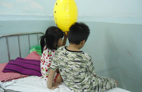 Ba cha con uống thuốc diệt chuột
