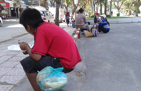 Những đứa trẻ lay lất ngoài đường
