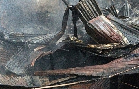 Tám căn nhà giữa Sài Gòn bị thiêu rụi
