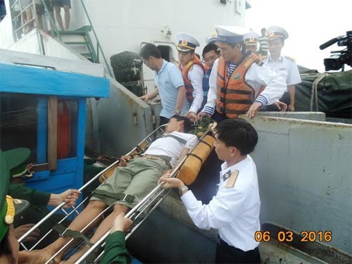 Tàu hải quân cứu ngư dân bị nạn ở Hoàng Sa